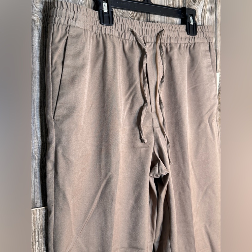 H&M Tan men’s dress pants with Elastic Waistband and Relaxed Fit